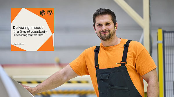 Photo of a Mondi worker next to a sticky note that reads ‘Delivering impact in a time of complexity".